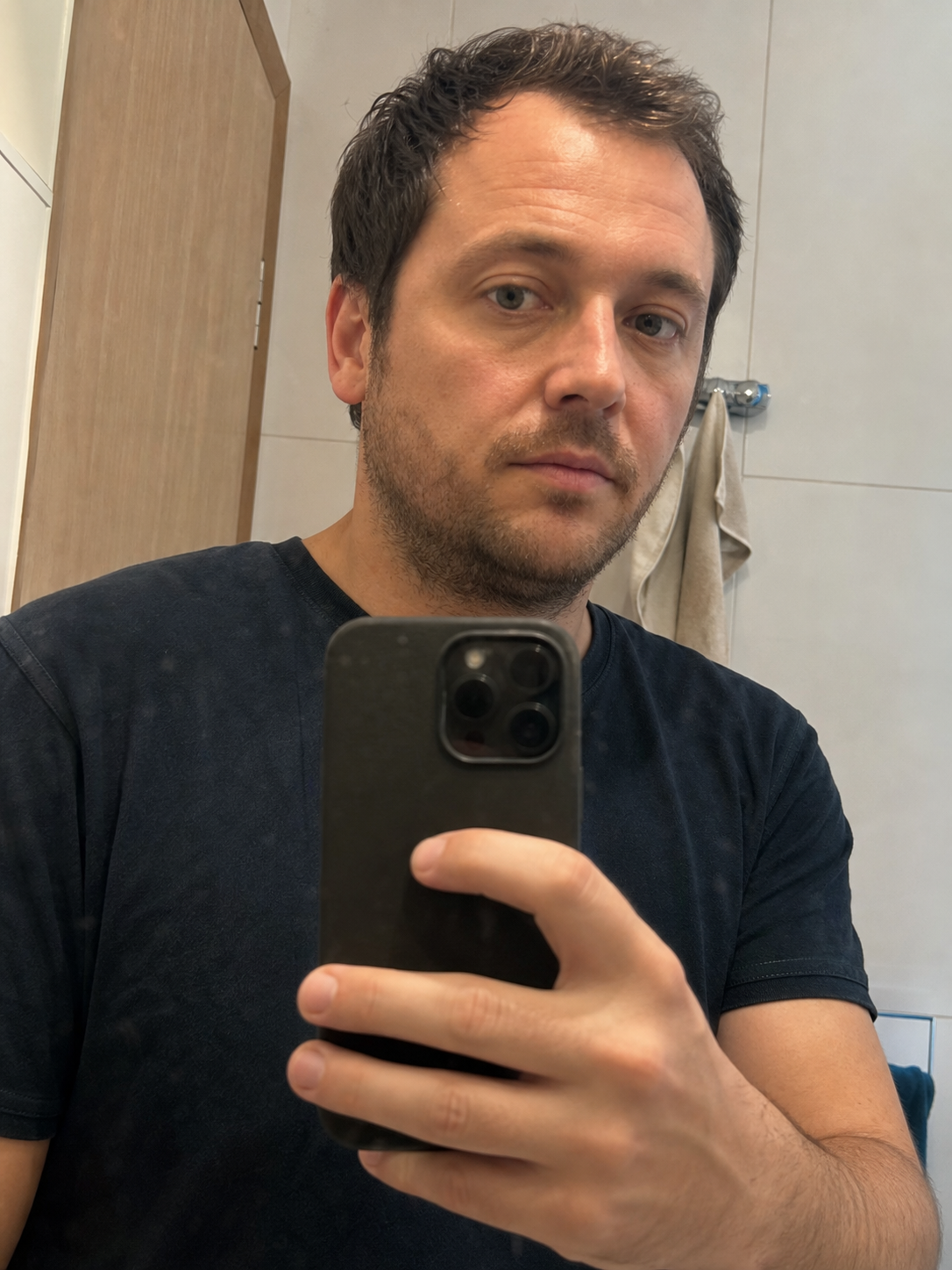 Illustrative mirror-selfie dating profile photo